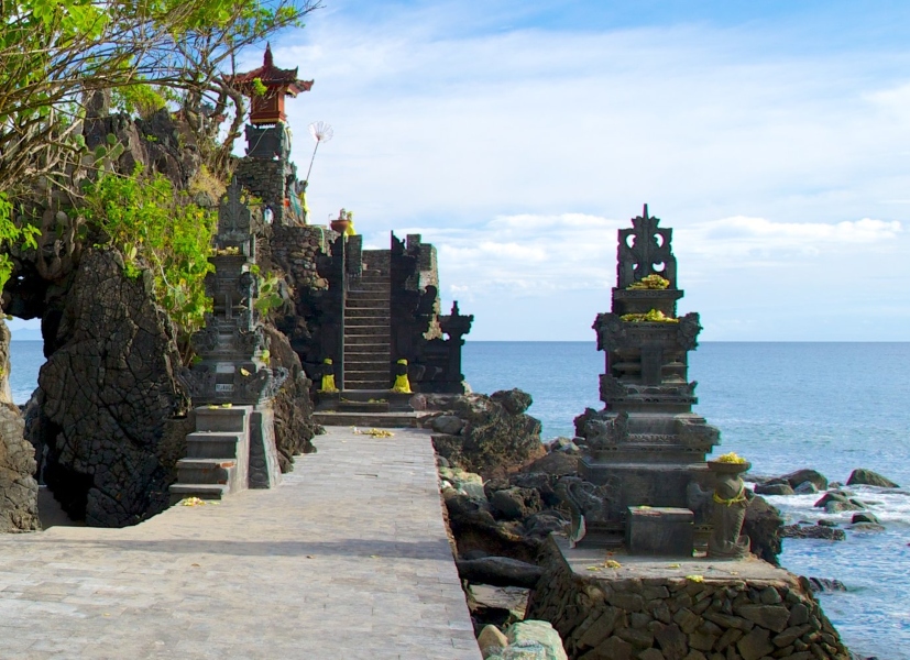 Batu Bolong Temple